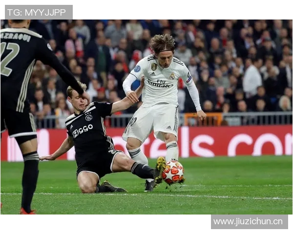 阿贾克斯神锋闪耀绿茵场，斩获帽子戏法助球队击败皇马晋级决赛